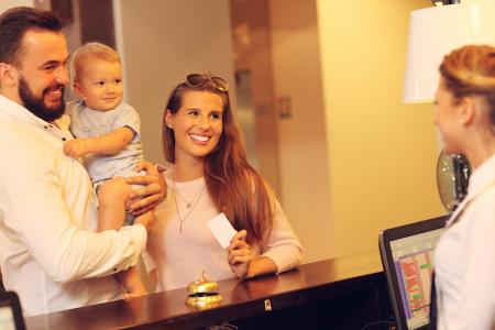 Famille à la réception d'un hôtel